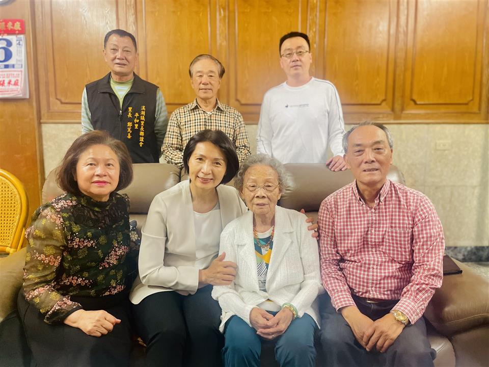 04月份鎮政活動剪影1110406黃鎮長母親節到宅祝賀，祝福模範母親，母親節快樂！